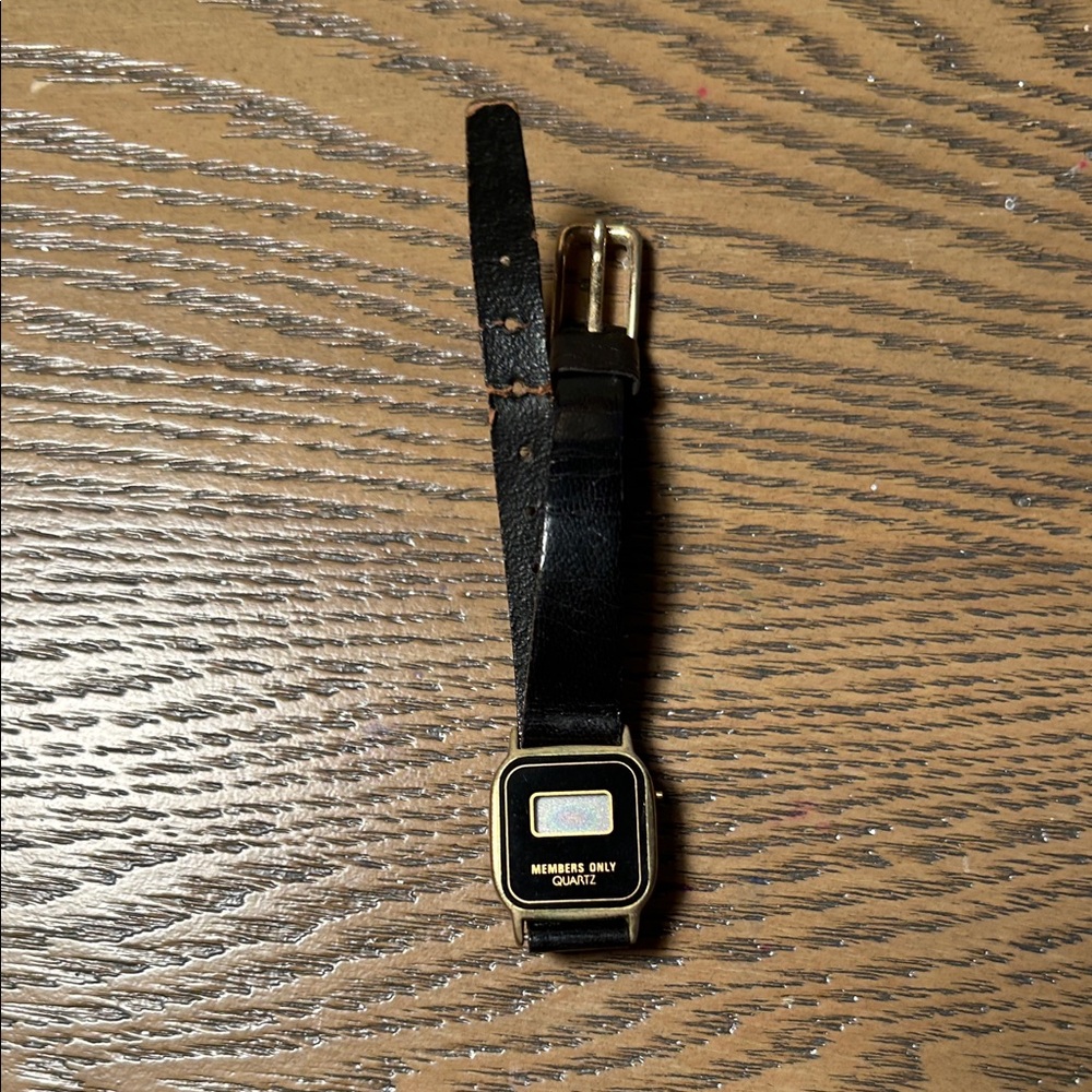 Vintage Members Only Digital Watch – WORKING – 1970s LCD Quartz – Gold Tone - Picture 9 of 14